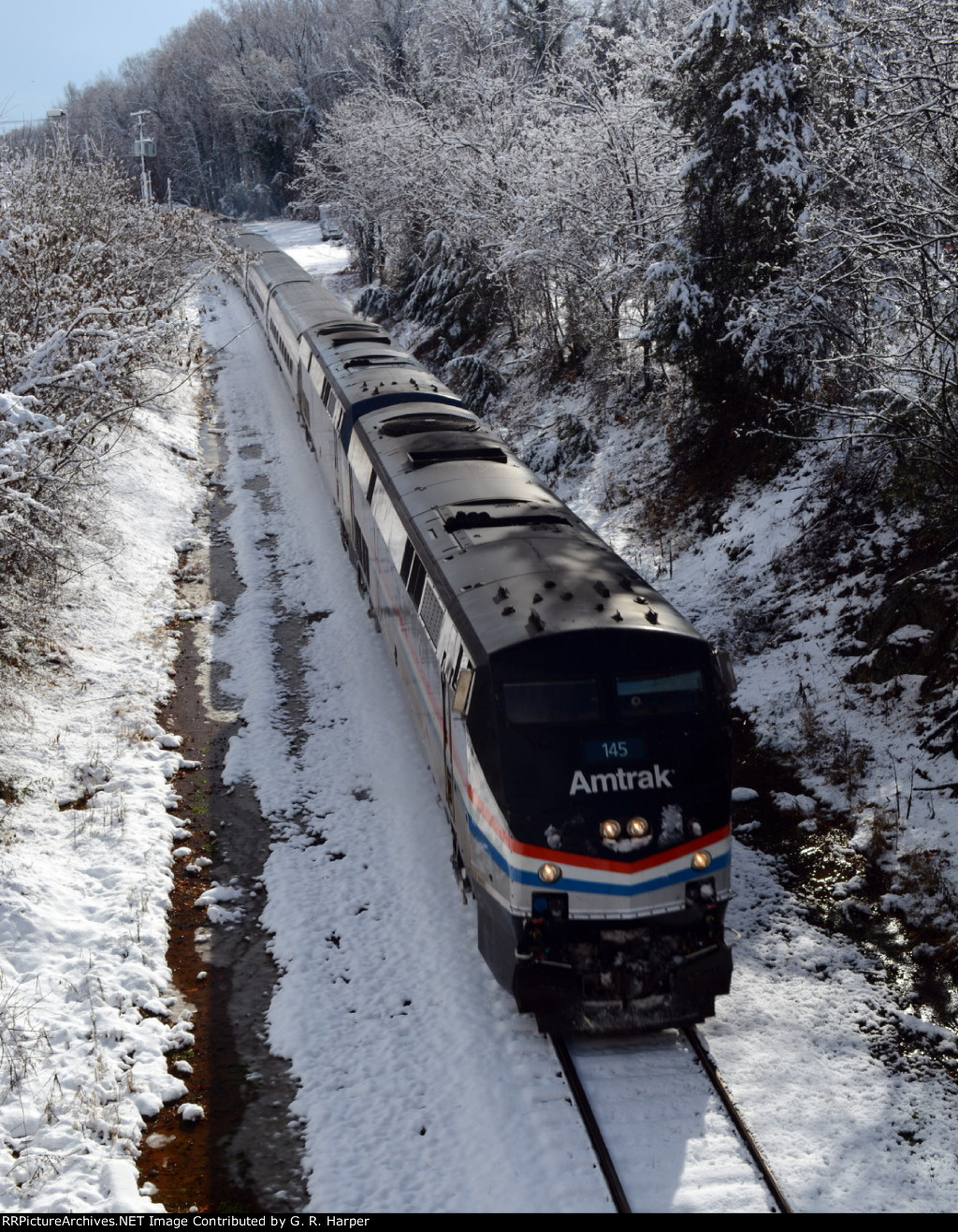 AMTK 145 leads a 4-hour late #20 through the first snow of the 21-22 season under Bedford Avenue 